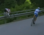 Der Sturz von Frank Schleck w�hrend der f�nften Etappe der Tour de Suisse 2008